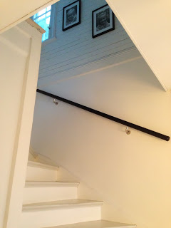 Ledstång, änglar och liten katt...