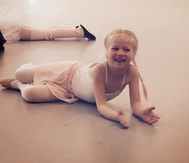 Min rosenknopp dansar och ler... Eller var det en pion?