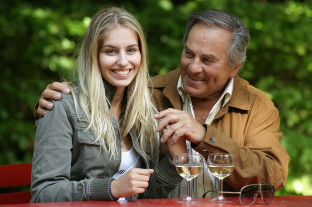 Sugardejting - Vem är du som med din finansiella maktposition vill dejta en kvinna i din dotters ålder?