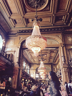 Små apor, Berns salonger och totalt förfall...