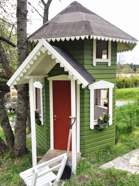 Ett handtag, tak och blommor... Det växer överallt