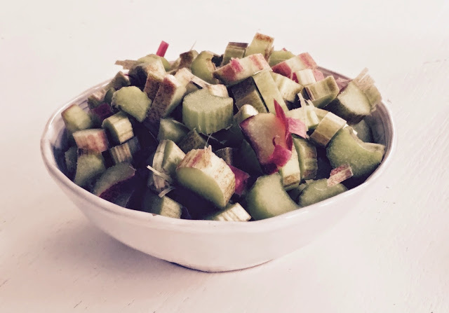 Hallon- eller rabarberpaj? Rabarber, lättjan straffar sig snabbt...