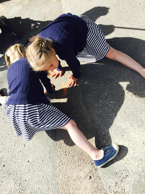 På en perrong i Bålsta och en mysig skolavslutning hos syster yster...