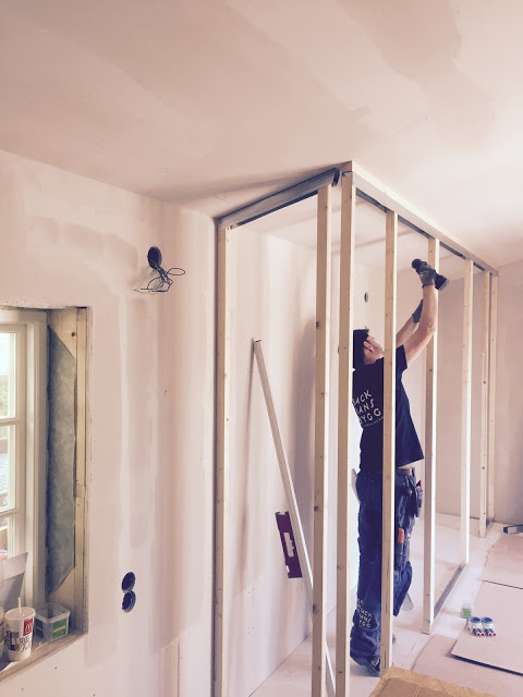 En platsbyggd garderob till hallen...