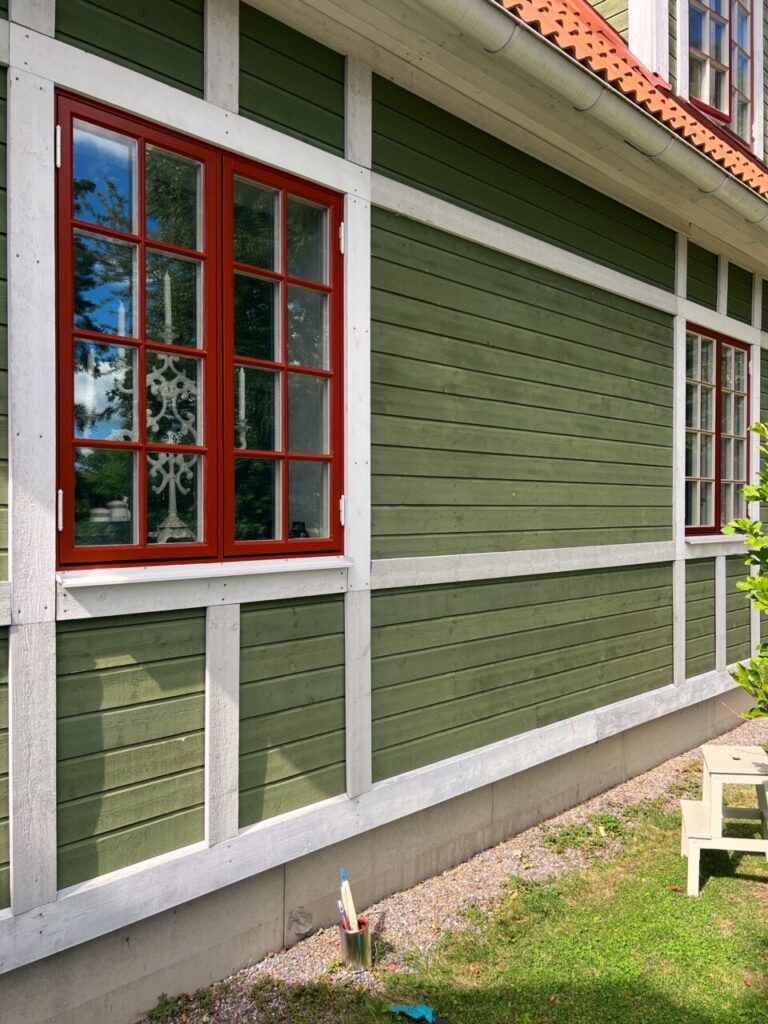 Linoljefärg och spröjsade fönster